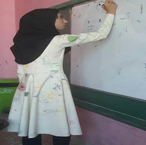 خانم معلمی که نقاشی های دانش آموزانش را به مانتو تبدیل کرد