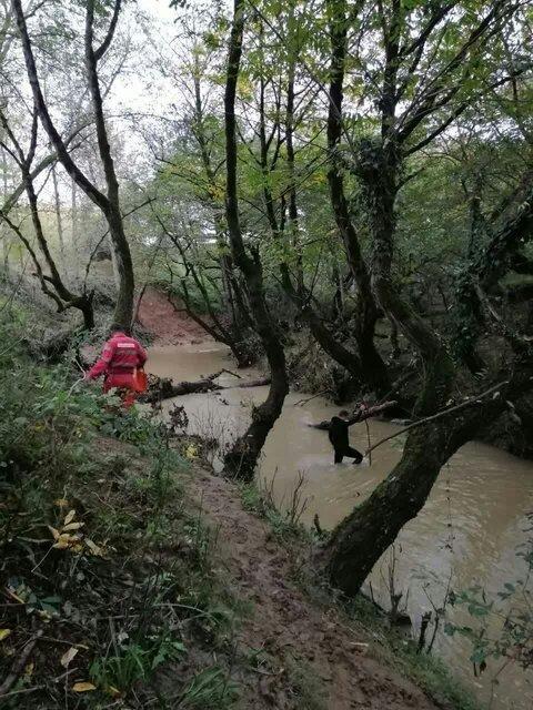 تلاش بی نتیجه امدادگران برای پیدا کردن راننده تاکسی ای که در رشت، داخل رودخانه سقوط کرد