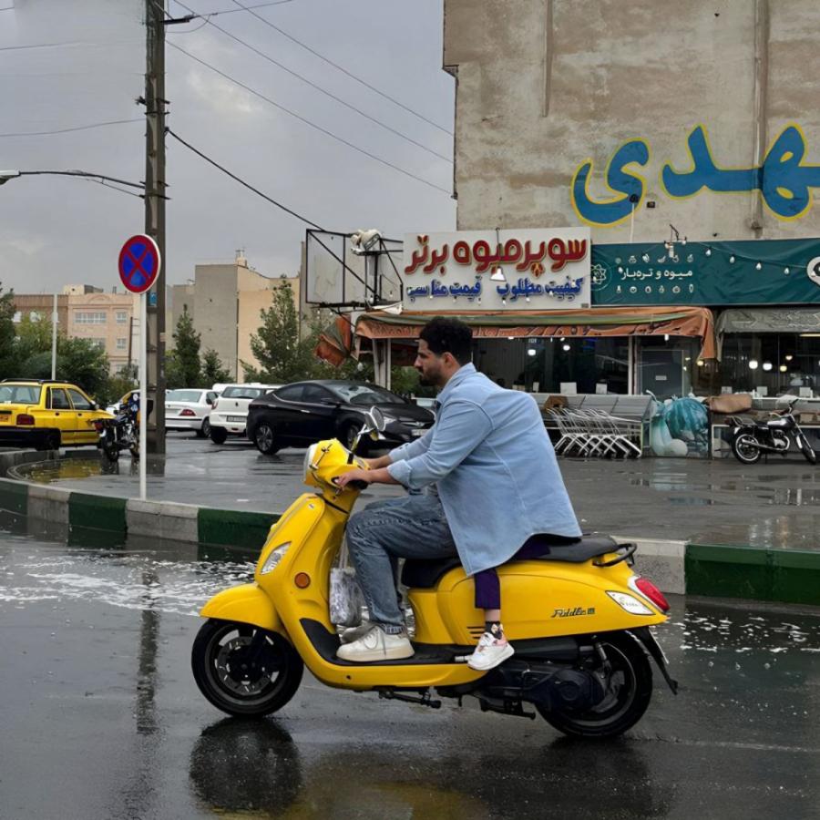 عکس پربازدید از پدر جوانی که با خلاقیت، حامی دخترش زیر باران شد