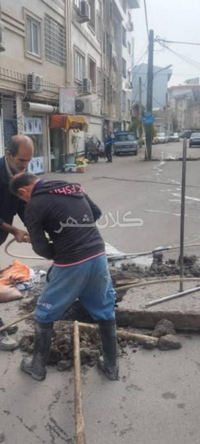اقدام فوری اداره آب و فاضلاب منطقه یک برای برطرف کردن مشکل اگوی یک کوچه در رشت