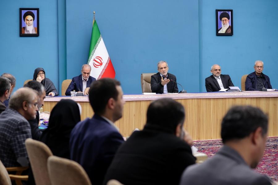 انتقادها را با جان و دل می پذیریم/ تأکید بر برخورد قاطع دولت با گران فروشی های بی ضابطه