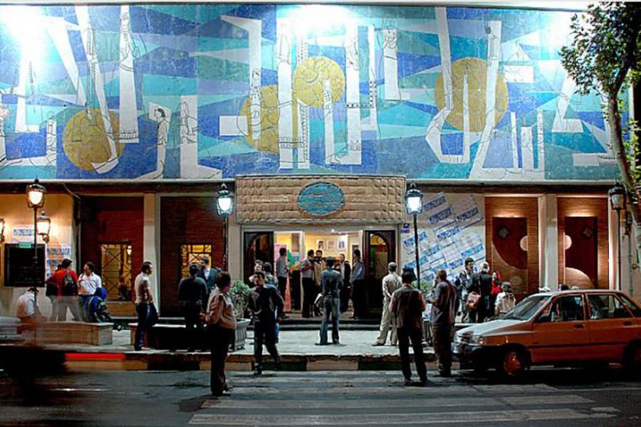 عکس/نصب سردیس نمایشنامه نویس مشهور رشتی در محوطه قدیمی ترین تماشاخانه پایتخت