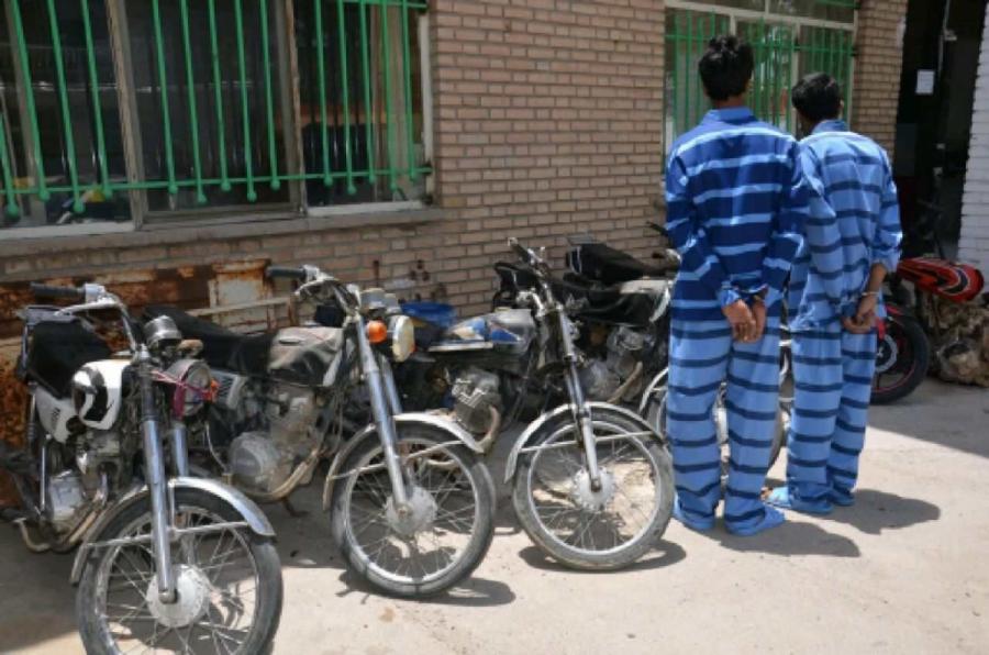 این ۲ دزد دستگیر شده به سرقت ۸ موتورسیکلت در رشت اعتراف کردند