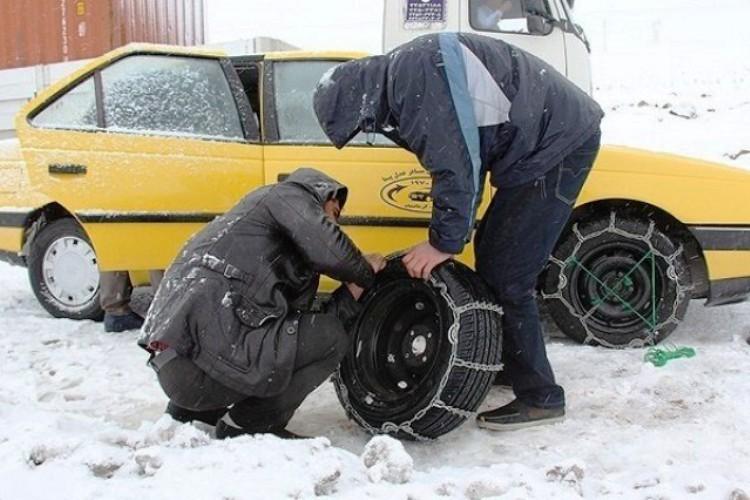 تردد در محور‌های کوهستانی گیلان با زنجیر چرخ