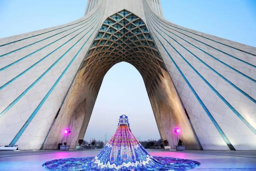 رونمایی از لباس «ایران دخت» در برج آزادی؛این لباس سوزن‌دوزی شده حاصل ۴سال کار است