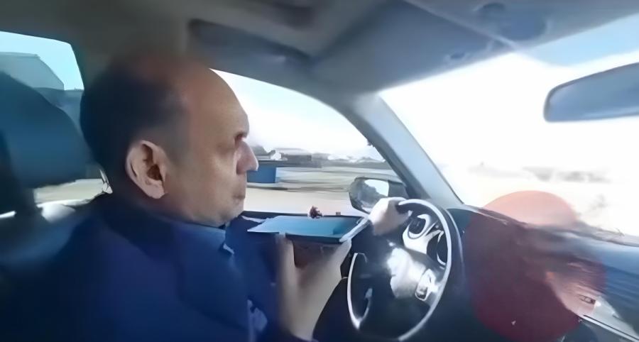 اما پشت فرمان اتومبیل با موبایل صحبت نکنید لطفا