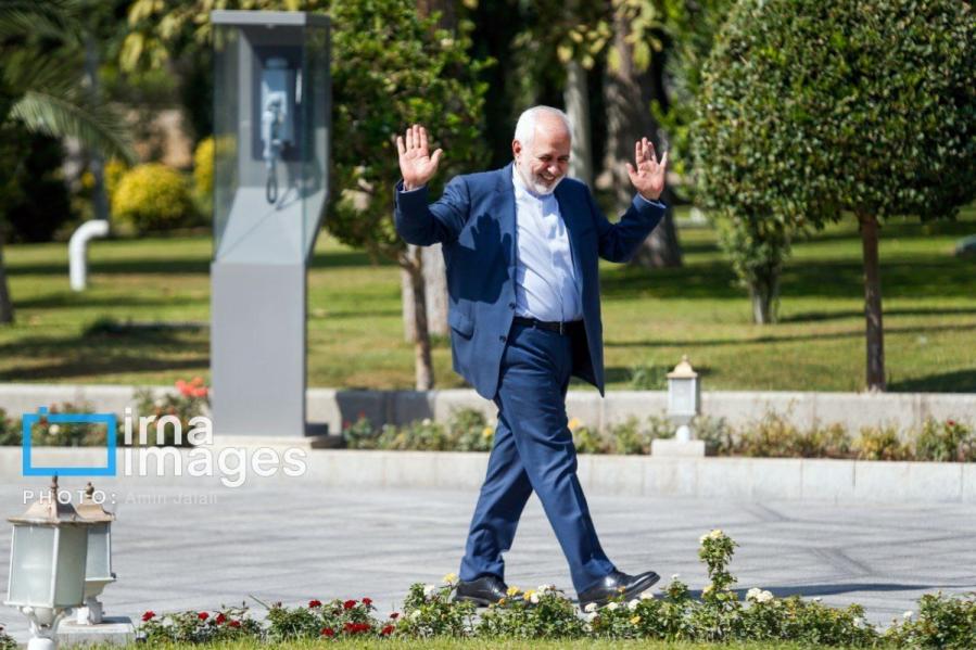محمد جواد ظریف از معاونت پزشکیان استعفا کرد