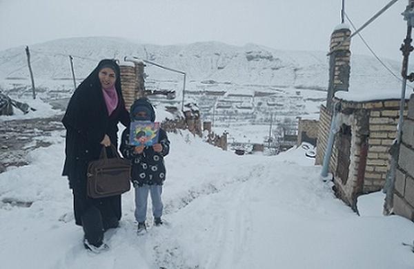 خانم معلم مهربانی که قطع گاز،برق و اینترنت را با حضور در خانه دانش آموزانش جبران می‌کند