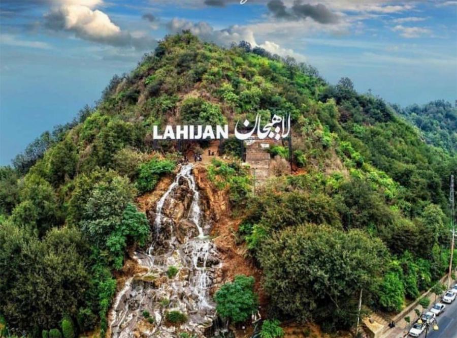 اطلاعاتی درباره لاهیجانِ زیبا با استکانی چای در کنار کلوچه و کُتلت