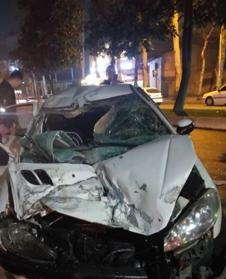 عکس و فیلم/باز هم تصادف شدید شبانه در رشت؛گرفتار شدن ۳ جوان پژو سوار در گلسار
