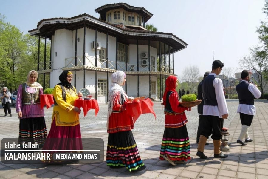 گزارش تصویری؛به پیشواز بهار با آئین سنتی «نوروزخوانی» در کنار عمارت کلاه فرنگی رشت