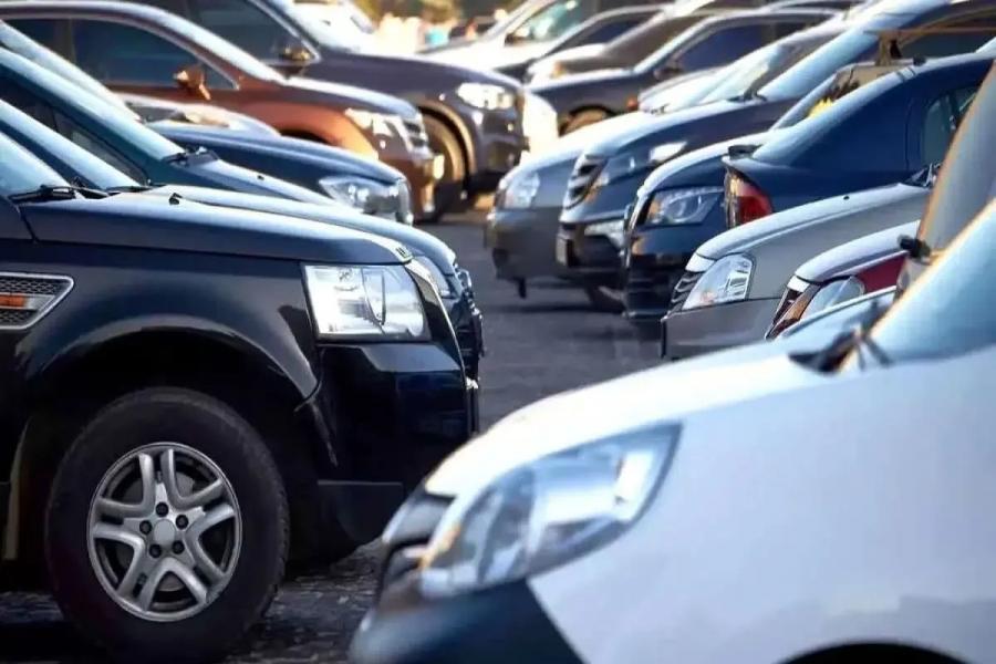 نخستین واکنش بازار خودروهای داخلی به افت قیمت دلار/ اتومبیل هایی که تا ۳۰ میلیون تومان ارزان شدند/ جدول