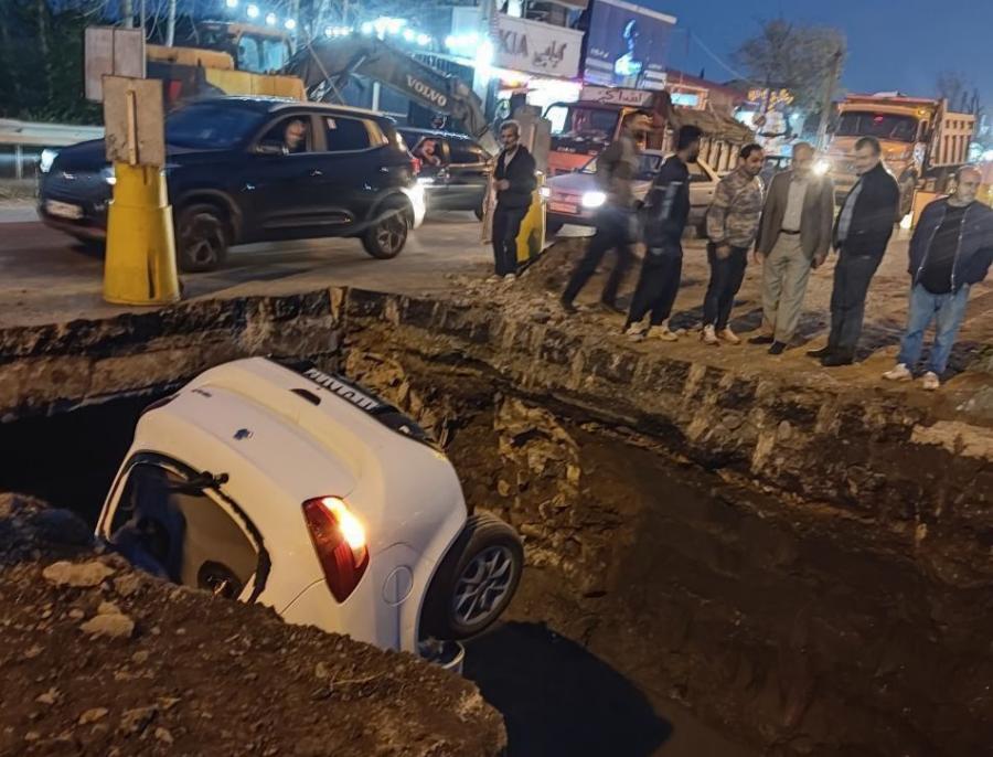 سقوط یک دستگاه خودروی سواری به داخل گودال در رودسر