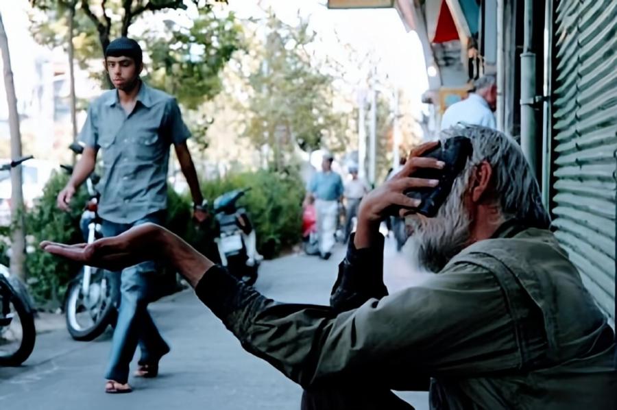 بازداشت مرد ۵۰ ساله در استان اصفهان که ویلا و ۳ اتومبیل دارد اما گدایی می‌کرد