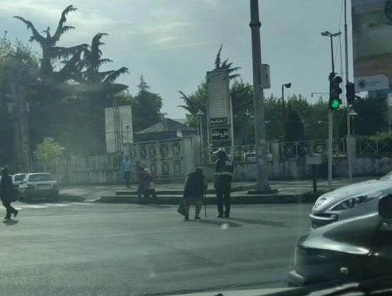 اقدام قابل تحسین پلیس راهور در صابرین رشت با کمک به زن سالمند برای عبور از خیابان