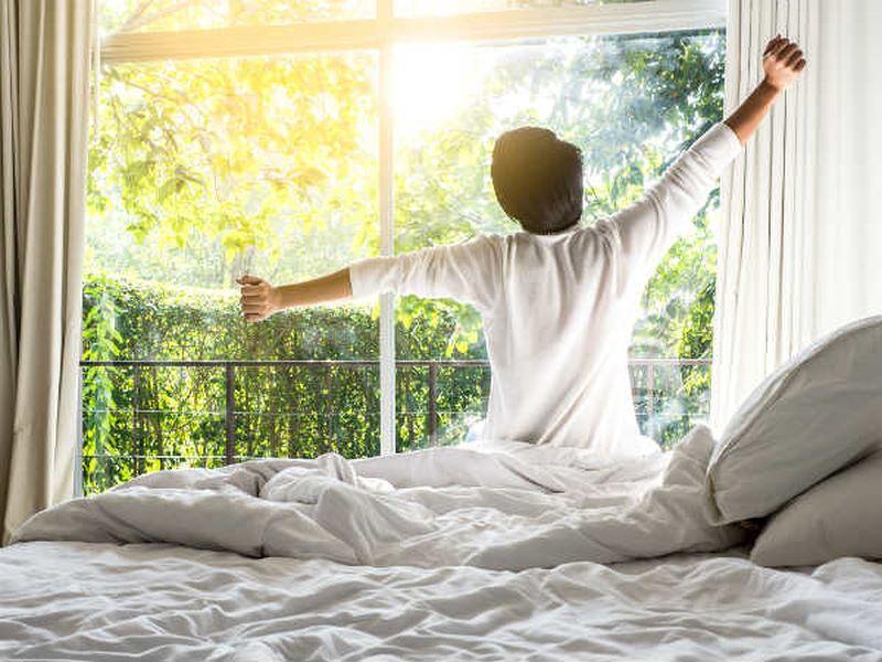 با یک ترفند ساده، صبح‌ها بدون خواب‌آلودگی از خواب بیدار شوید
