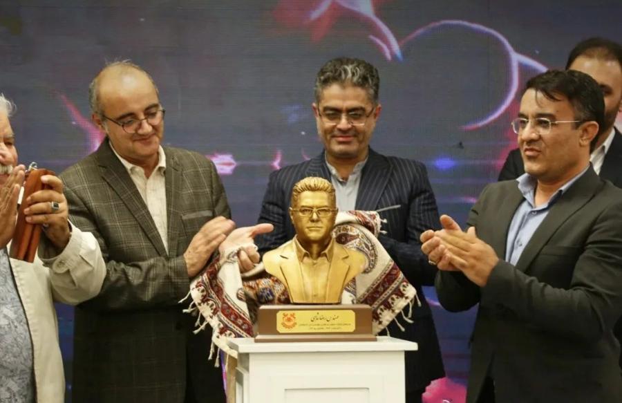 مدیرعامل یک شرکت مسی از تندیسش رونمایی کرد