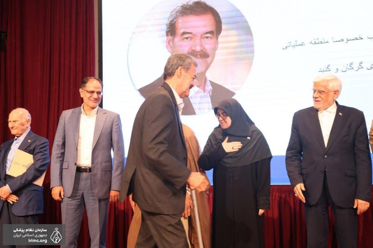 دکتر دوگونچی، پزشک پیشکسوت گیلانی در جمع برگزیدگان کشوری روز پزشک