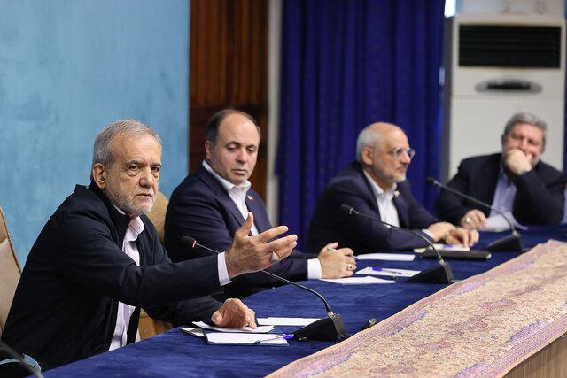 پزشکیان: کارگروهای تخصصی دستگاه های اجرایی و فعالان اقتصادی نتایج نشست هایشان را به دولت ارائه کنند