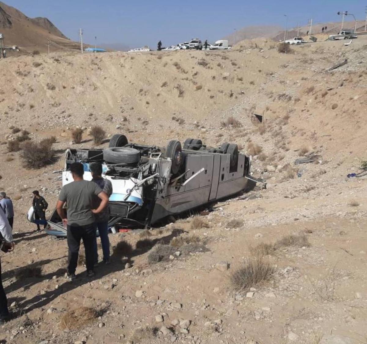 خواب‌آلودگی راننده، تور گردشگری را به فاجعه کشاند؛سقوط به دره با مرگ ۴ گردشگر و مجروح شدن ۲۰ تَن