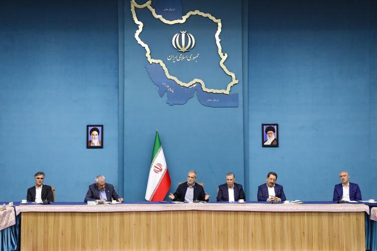 انتقاد بخش خصوصی از سیاست های ارزی بانک مرکزی/ رئیس جمهور وعده اصلاح داد
