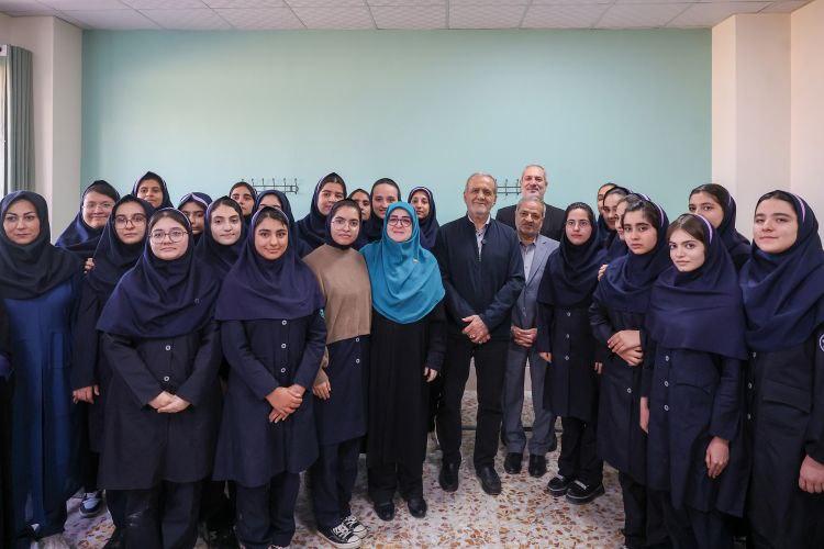 پزشکیان: آموزش درست به دانش‌آموزان ربطی به تحریم ندارد