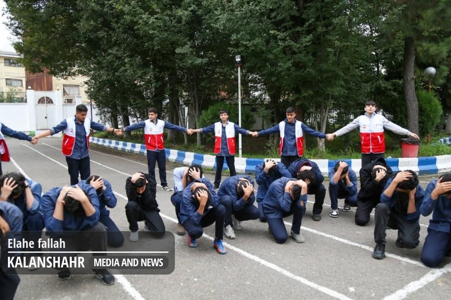 گزارش تصویری؛ مانور پدافند غیرعامل با هدف تاب‌آوری و ایمنی در دبیرستان بهشتی رشت 