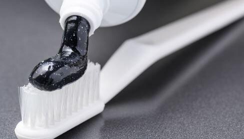 آیا خمیردندان‌ زغالی واقعا برای درخشندگی دندان موثر است؟