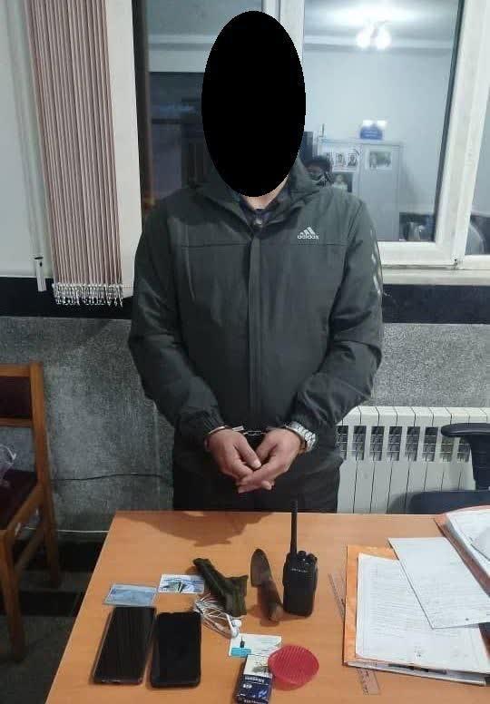 دستگیری «مأمور قلابی» با ۱۴ سابقه جعل عنوان در رشت؛ سلاح سرد و بیسیم کشف شد