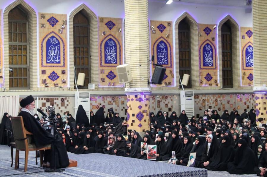 ما در مقابل دشمن کوتاه نمی آییم/ دشمن را به زانو در خواهیم آورد/بالا رفتن بی حس ما در مقابل دشمن کوتاه نمی آییم/ دشمن را به زانو در خواهیم آورد/بالا رفتن بی حس