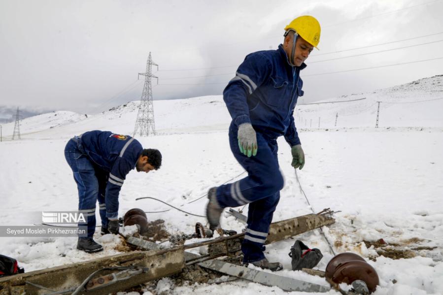 قطع برق بیش از ۵۰ هزار مشترک شهری و روستایی گیلان به دلیل بارش برف؛پارگی سیم ها در حال ترمیم است 