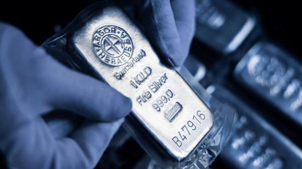 نقره فرو ریخت؛ سقوطی نادر در نیم‌قرن