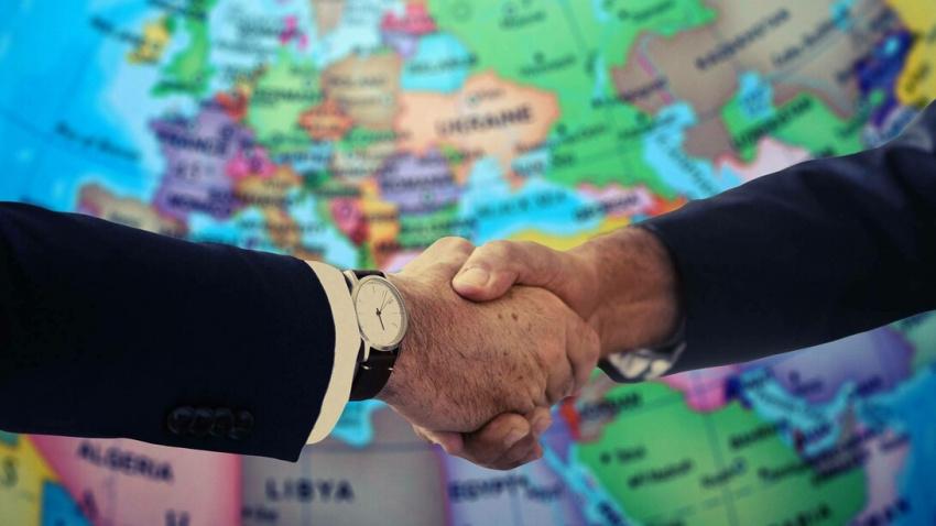 شتاب دیپلماسی در کشور میزبان مذاکرات ایران و آمریکا؛ سفر مهم مقام ارشد ایرانی به عمان