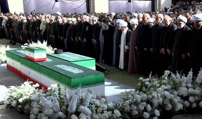 تصاویر؛ با حضور میلیونی مردم؛ اقامه نماز بر پیکر رهبرشهید انقلاب و خانواده اش با حضور ۳ فرزند رهبر شهید