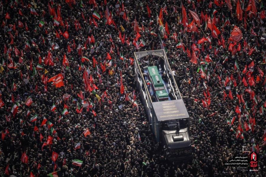 تصاویر/گزارش مراسم تشییع پیکر رهبر شهید انقلاب و خانواده اش با بدرقه میلیونی مردم در تهران