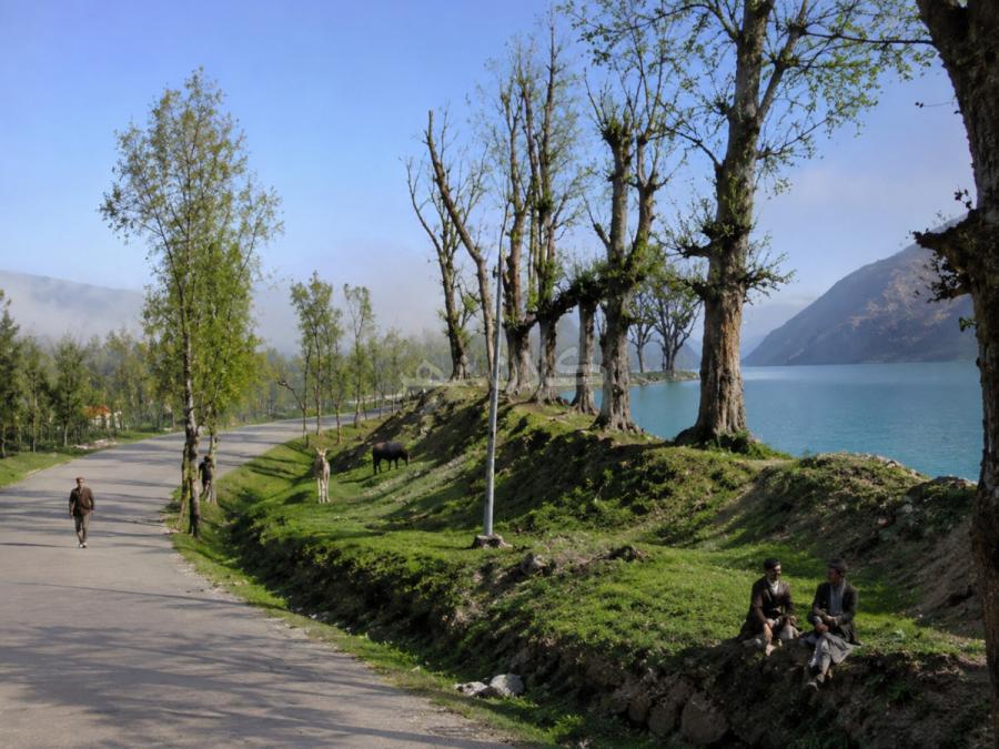 تصویر تاریخی استخر لاهیجان و مسیر لنگرود در سال ۱۳۳۷