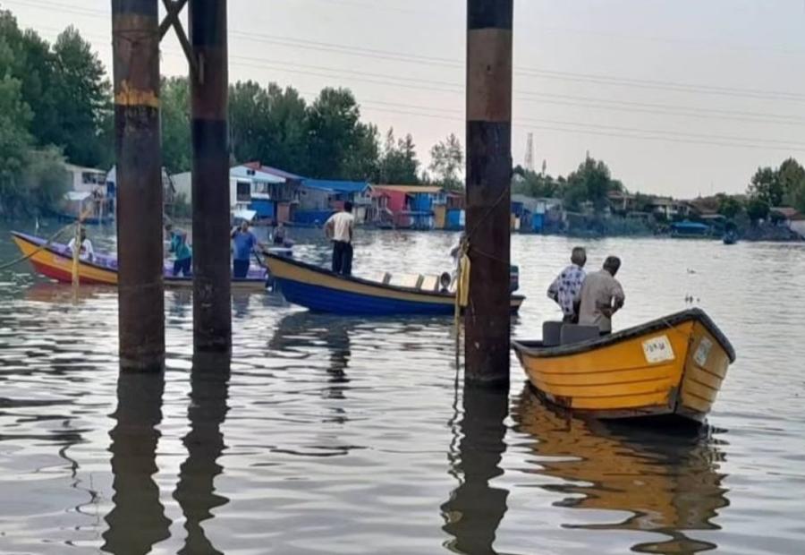 برخورد قایق با پل انزلی