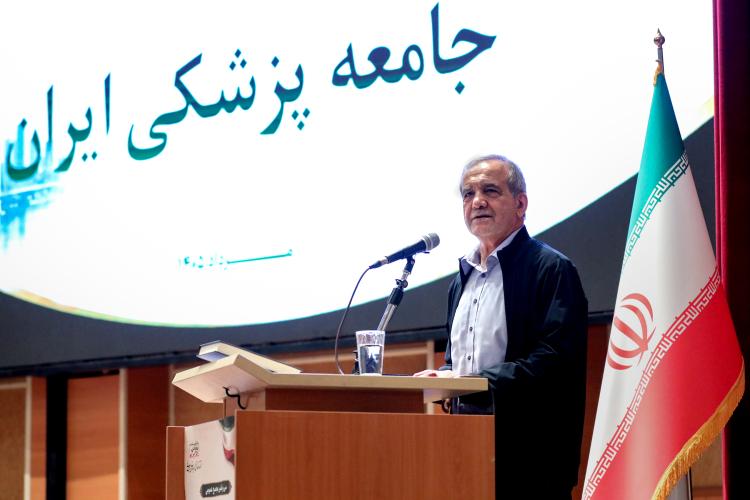 چه کسی گفته دولت باید بنزین را ۱۳۰ هزار تومان بخرد و ۱۵۰۰ تومان بفروشد؟/محدودیت های مالی و محاصره دریایی، صادرات و واردات را با مشکل مواجه کرده است