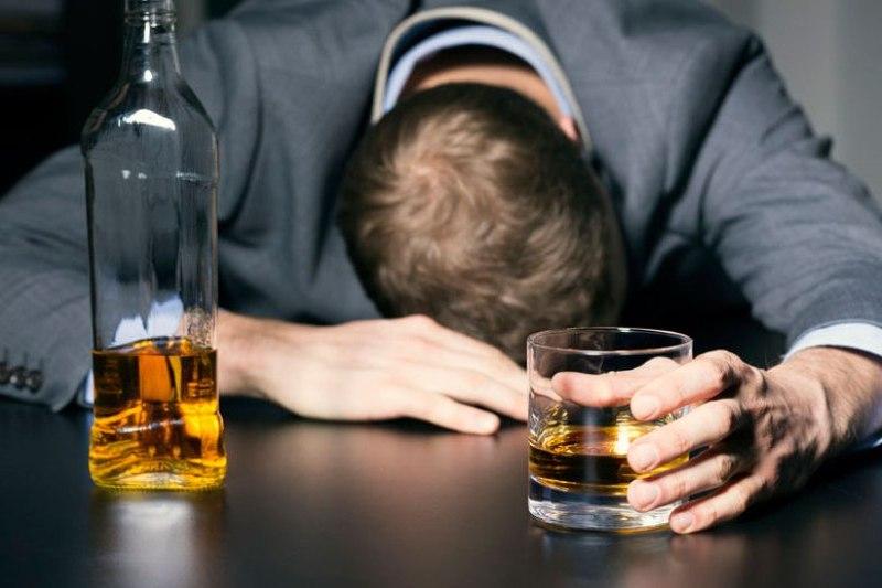 عوارض مصرف الکل را جدی بگیرید؛ از التهاب معده تا هپاتیت الکلی