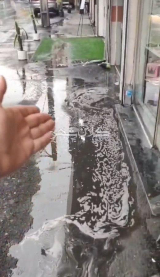 فیلم/درخواست کسبه شهرک بهشتی رشت برای رفع مشکل آبگرفتگی مغازه ها پس از آسفالت شبانه