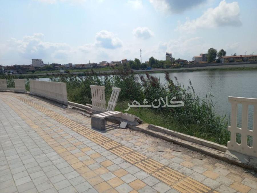 تصاویر/بخشی از نرده های تالاب عینک رشت را هم شکستند؛ آیا نگهبانی شبانه روزی لازم نیست؟