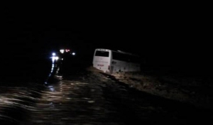 نجات ۱۵ گردشگر عمانی گرفتار در سیلاب بندر چارک