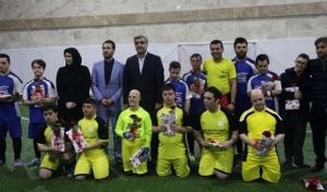 پا به توپ شدن استاندار گیلان به همراه اعضای کانون سندروم داون 