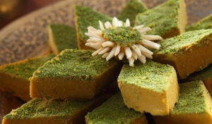 شیرین شدن کام گردشگران با حلوای محلی ضیابر