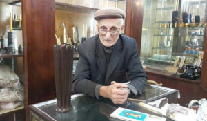 هنرمند گیلانی دارنده نشان اصالت هنری یونسکو درگذشت/ چراغ فروشگاه چوبی کادو برای همیشه خاموش شد