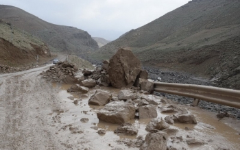رانش کوه در رودبار به چهار خودرو خسارت وارد کرد
