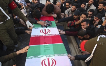 به دلیل ازدحام جمعیت امکان خاکسپاری وجود ندارد / زمان مراسم خاکسپاری متعاقبا اعلام می شود