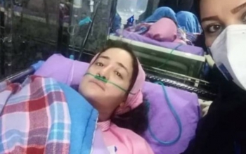 پرستار گیلانی و دوست نرجس خانعلی زاده به سوگ پدر خود نشست