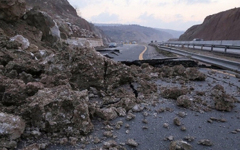 رانش کوه محور قزوین - رشت را مسدود کرد