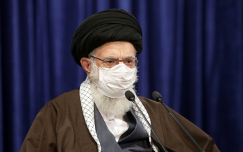 سروصدای اراذل مسلط بر آمریکا ذهن کسی را مشغول نکند علاج همه مشکلات در داخل است